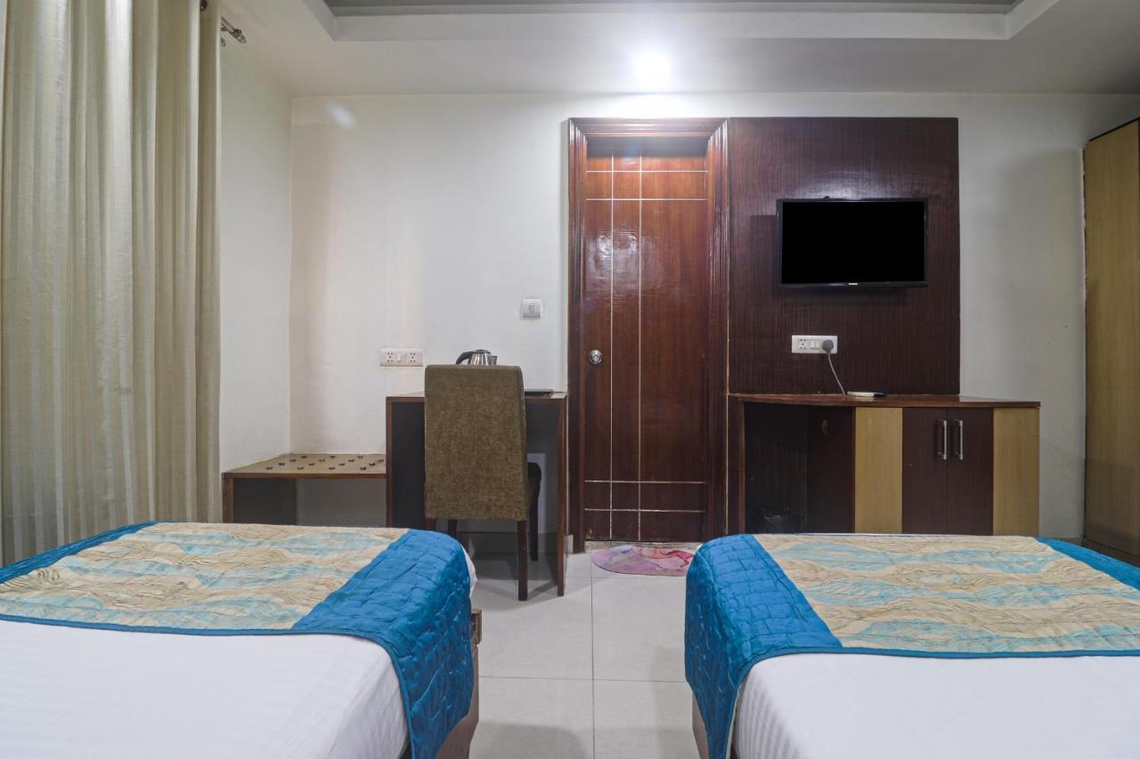 Hotel Sizzling Starr New Delhi Buitenkant foto